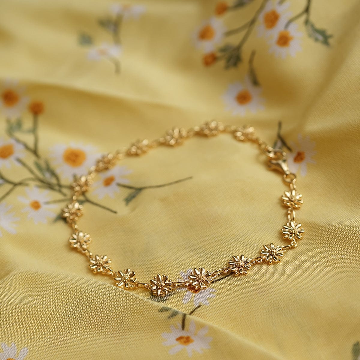 Daisy London |  Sixteen Bellis Daisy Chain Bracelet - Gold Plate