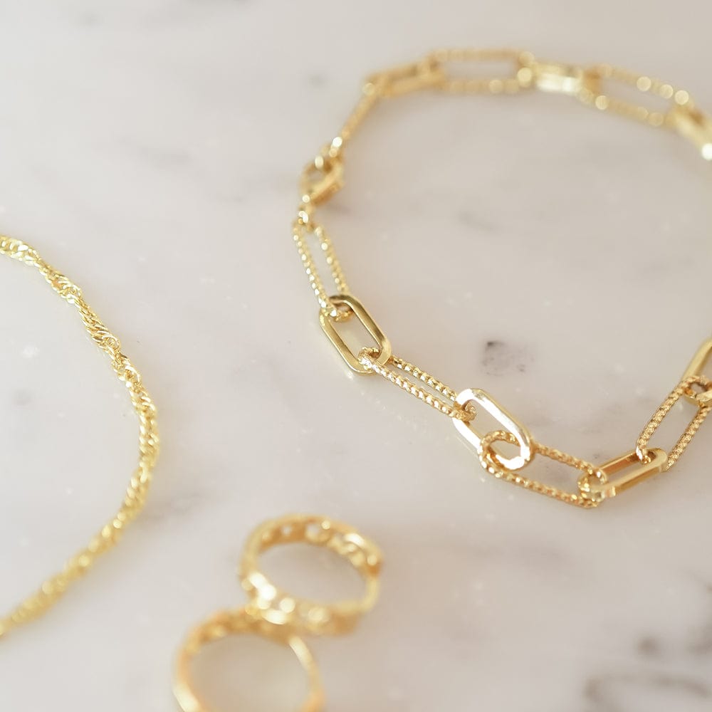 polly-sayer-paperclip-chain-bracelet-18ct-gold-plate-bracelet-daisy-london-33073587814539.jpg